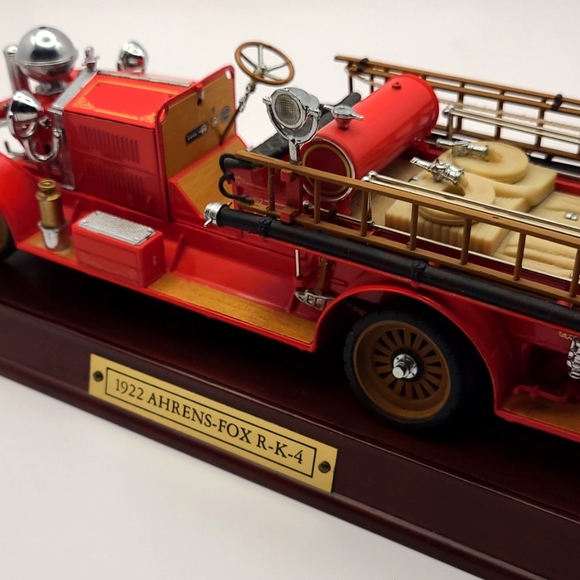 1990 Franklin Mint 1922 Ahrens-Fox R-K-4 model fire engine, wood display stand - Picture 14 of 16